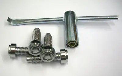 WRENCH AND BOLTS KIT-17 INCH WHEEL CENTER CAP LOCK-88-89 (#E14113)